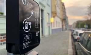 Praga transformă iluminatul stradal în puncte de încărcare pentru mașini electrificate
