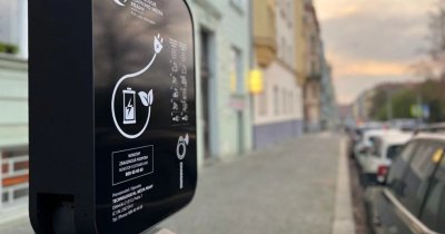 Praga transformă iluminatul stradal în puncte de încărcare pentru mașini electrificate