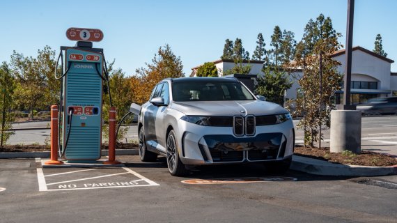 BMW iX5 se încarcă în doar 22 de minute într-un proiect demonstrativ